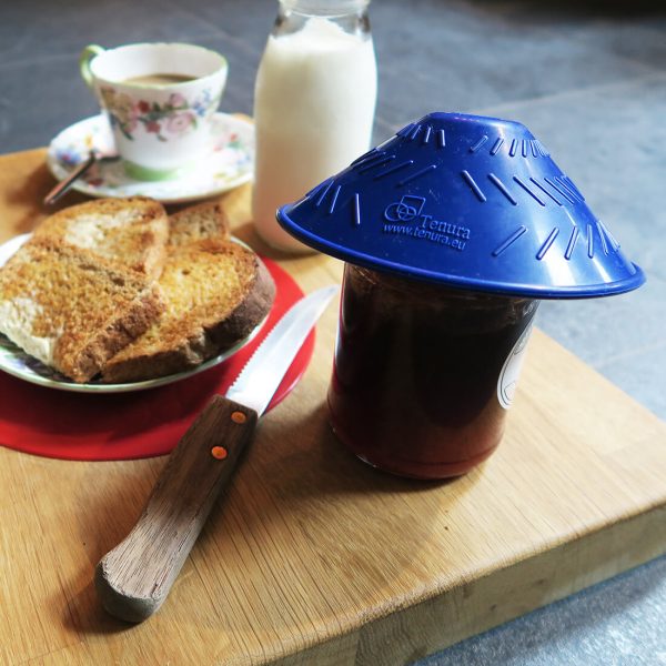 Ouvre‑bocal Tenura bleu utilisé lors du petit‑déjeuner Ouvre‑bocal Tenura bleu utilisé lors du petit‑déjeuner