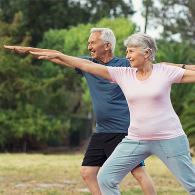 Couple-au-soleil-faisant-du-yoga Couple-au-soleil-faisant-du-yoga