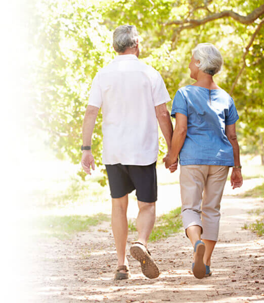 Couple-a-l-exterieur-en-train-de-marcher Couple-a-l-exterieur-en-train-de-marcher