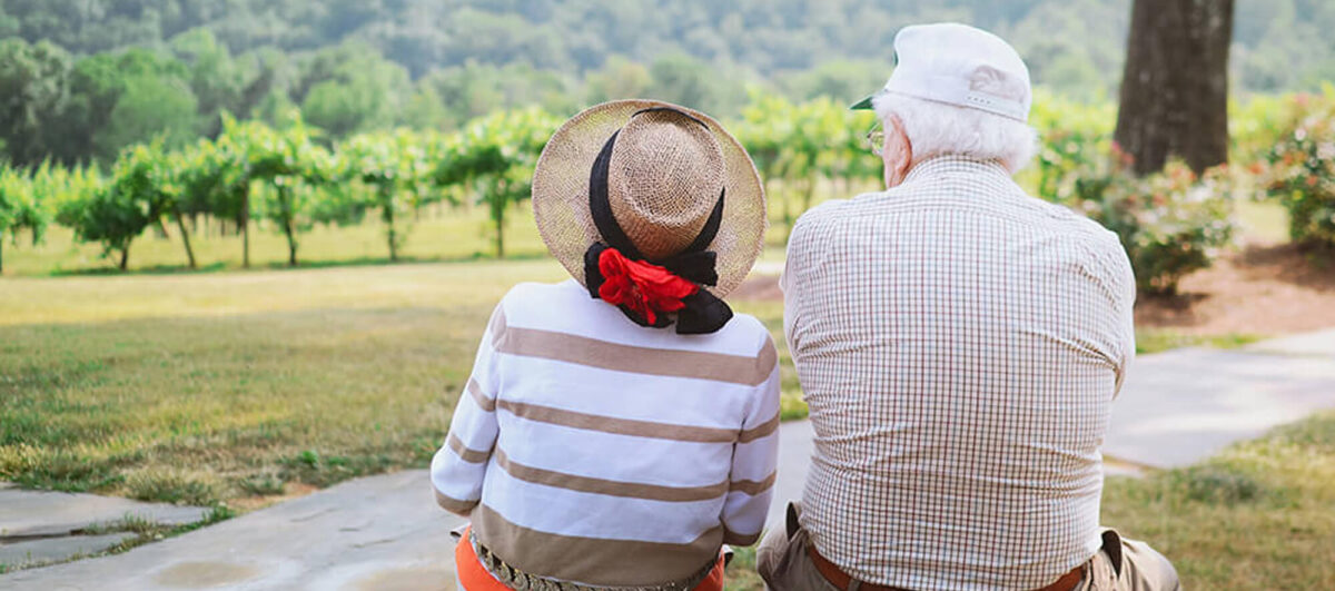 Couple-Âgé-Profitant-du-Plein-Air