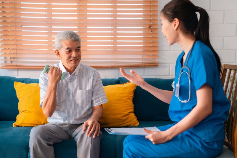 Homme-age-ameliorant-sa-prise-avec-des-halteres