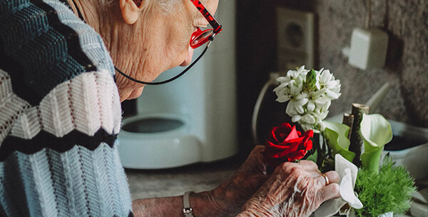 Femme-Âgée-Fleurs-Cuisine-2025 Femme-Âgée-Fleurs-Cuisine
