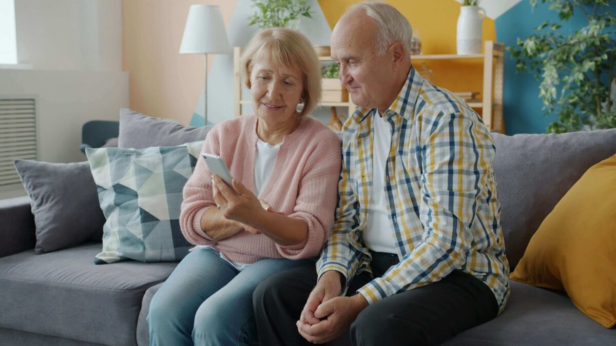  Couple-De-Personnes-Âgées-Regardant-Un-Téléphone