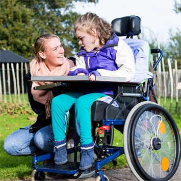 Fille-en-fauteuil-roulant Fille-en-fauteuil-roulant