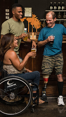 Utilisateur-en-fauteuil-roulant-au-bar Utilisateur-en-fauteuil-roulant-au-bar
