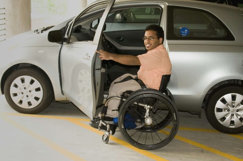 Utilisateur-de-fauteuil-roulant-entrant-dans-une-voiture