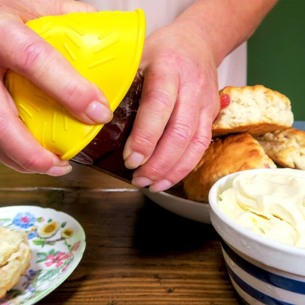 Ouvre-bocal-jaune-scones-et-confiture